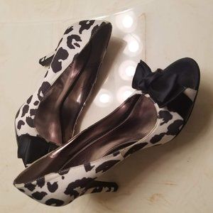 ALFANI B/W Peep Toe Pumps With Bows Size 7